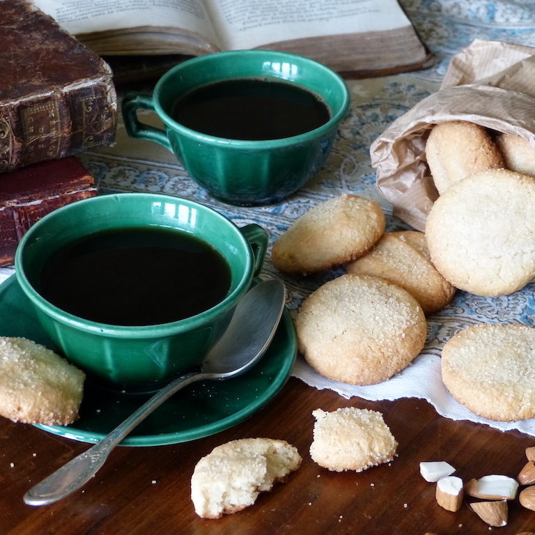 Macaron-XVIIe-les-causeries-culinaires-recette-fait-maison-boutique-saveur-histoire Photo-2-tasse-à-café-biscuits-amandes