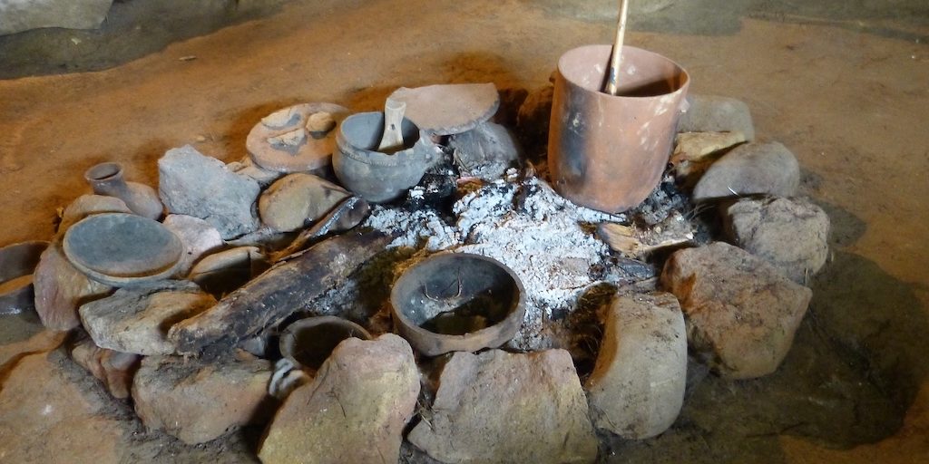 Foyer-protohistorique-les-causeries-culinaires-recette-fait-maison-boutique-saveur-histoire Pot à bouilli gaulois sur un foyer protohistorique reconstitué