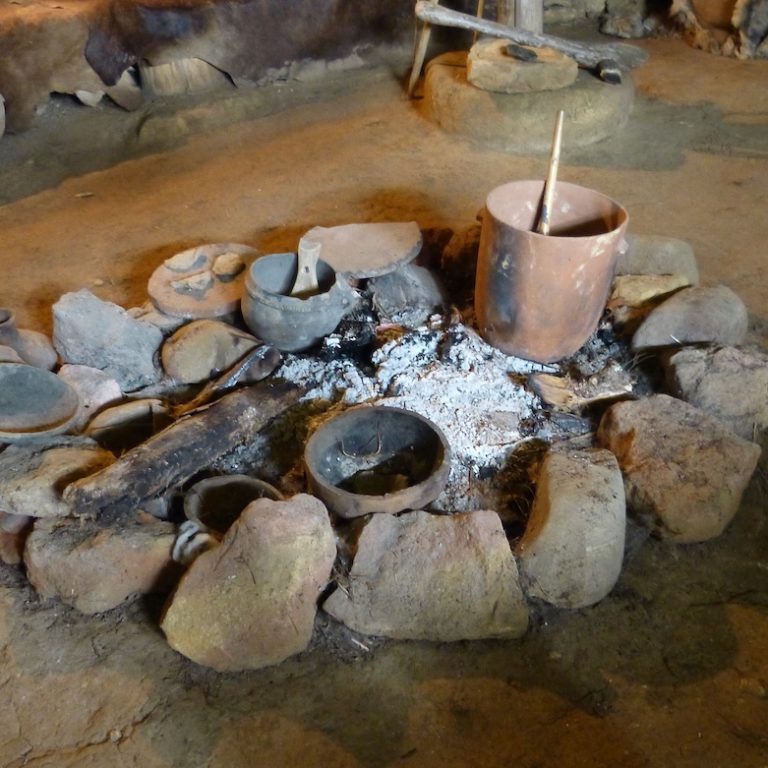 Foyer-protohistorique-les-causeries-culinaires-recette-fait-maison-boutique-saveur-histoire Pot à bouilli gaulois sur un foyer protohistorique reconstitué