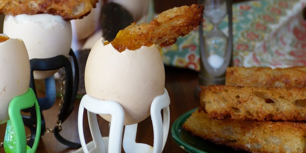 Oeuf à la coque avec des mouillettes de pain.