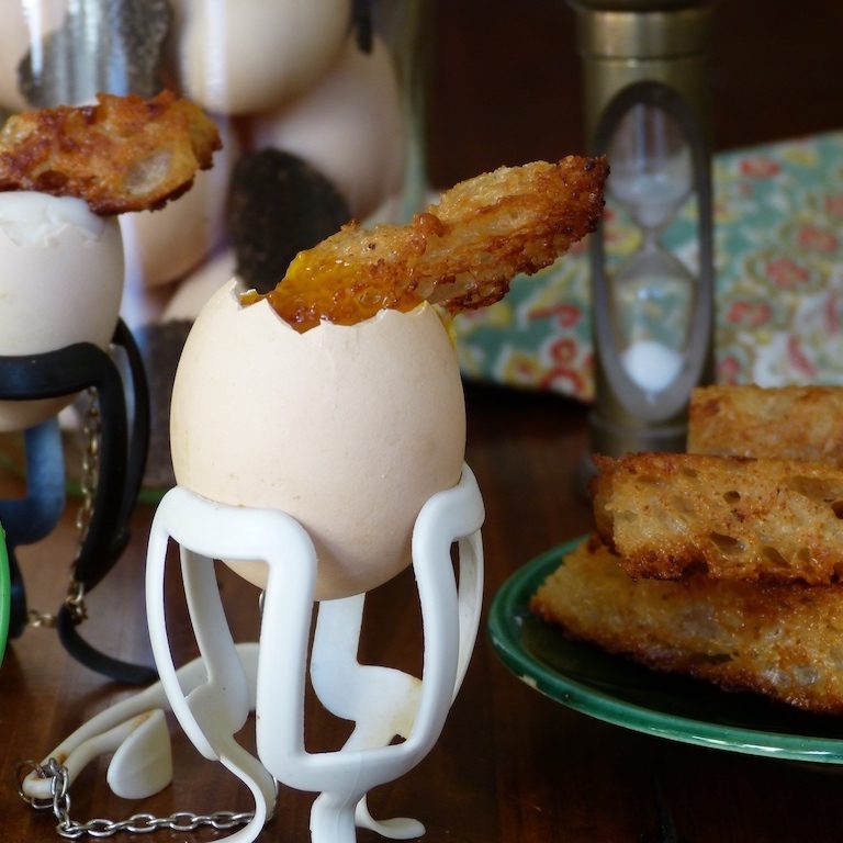 Oeuf-coque-truffe-les-causeries-culinaires-recette-fait-maison-boutique-saveur-histoire Oeuf à la coque avec des mouillettes de pain.