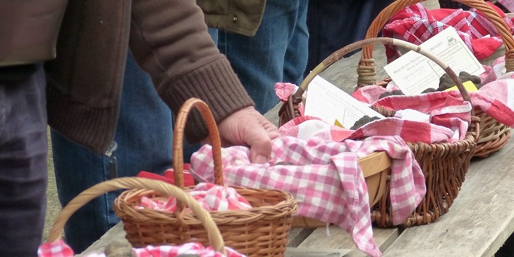 Truffes-marché-les-causeries-culinaires-recette-fait-maison-boutique-saveur-histoire.JPG Photo de la foire au truffes d'Albenque.