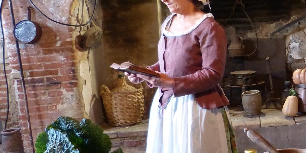 Photo de Sylvie dans la cuisine du château de Bonrepos-Riquet.