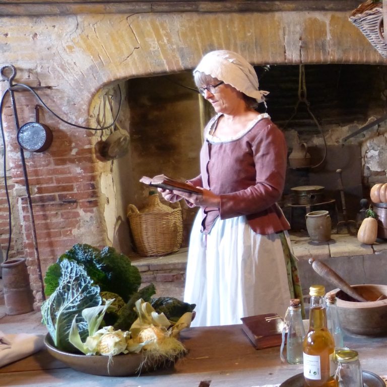 Animation-Bonrepos-les-causeries-culinaires-recettes-histoire-cuisine Photo de Sylvie dans la cuisine du château de Bonrepos-Riquet.