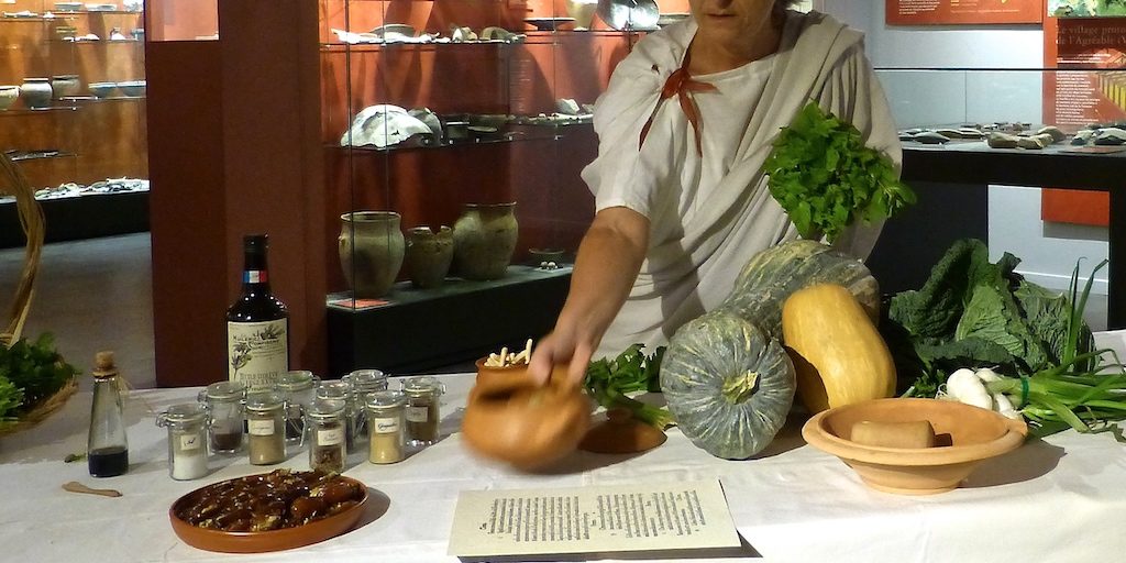 Bram-animation-les-causeries-culinaires-recettes-histoire-cuisine Photo de Sylvie dans le musée présentant des dattes au miel.