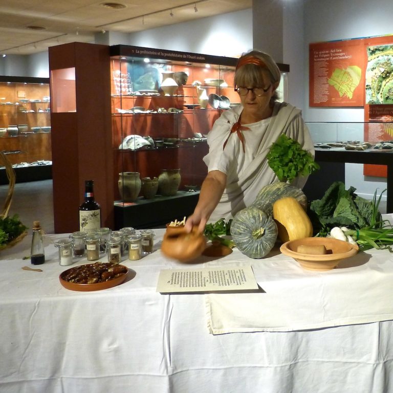 Bram-animation-les-causeries-culinaires-recettes-histoire-cuisine Photo de Sylvie dans le musée présentant des dattes au miel.