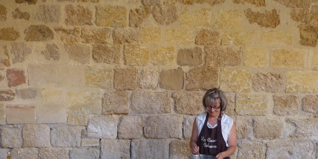 Demonstration3-les-causeries-culinaires-recettes-ancetres-boutique-cours-cuisine-histoire Sylvie dans le cloître de Flaran
