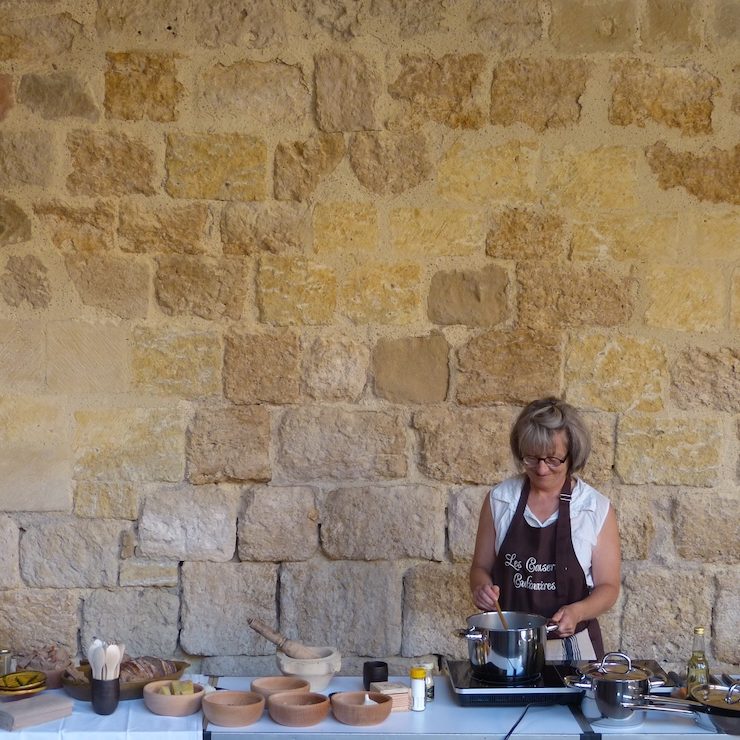 Demonstration3-les-causeries-culinaires-recettes-ancetres-boutique-cours-cuisine-histoire Sylvie dans le cloître de Flaran