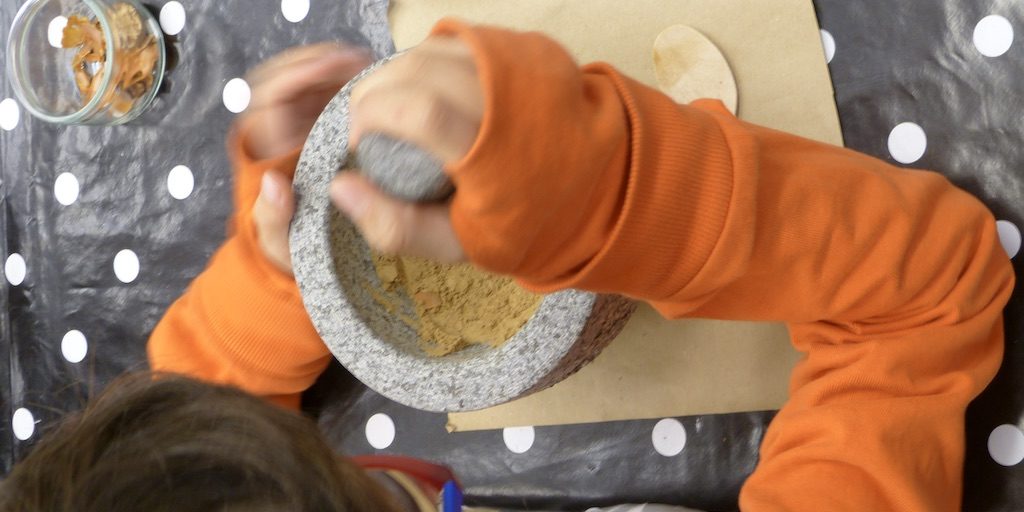 Formation-atelier-les-causeries-culinaires-recette-fait-maison-boutique-saveur-histoire Photo d'un enfant dans l'atelier du jour.