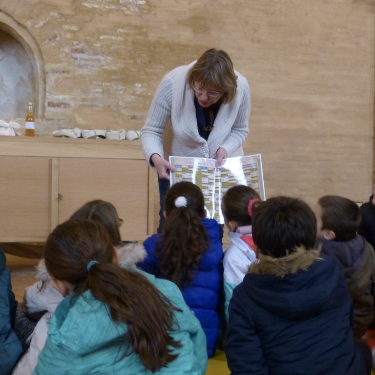 Formation-enfant-les-causeries-culinaires-recette-fait-maison-boutique-saveur-histoire Photo d'une conférencière du musée Des Jacobins de Toulouse