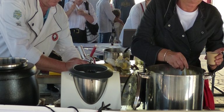 Photo des deux cuisiniers en démonstration.