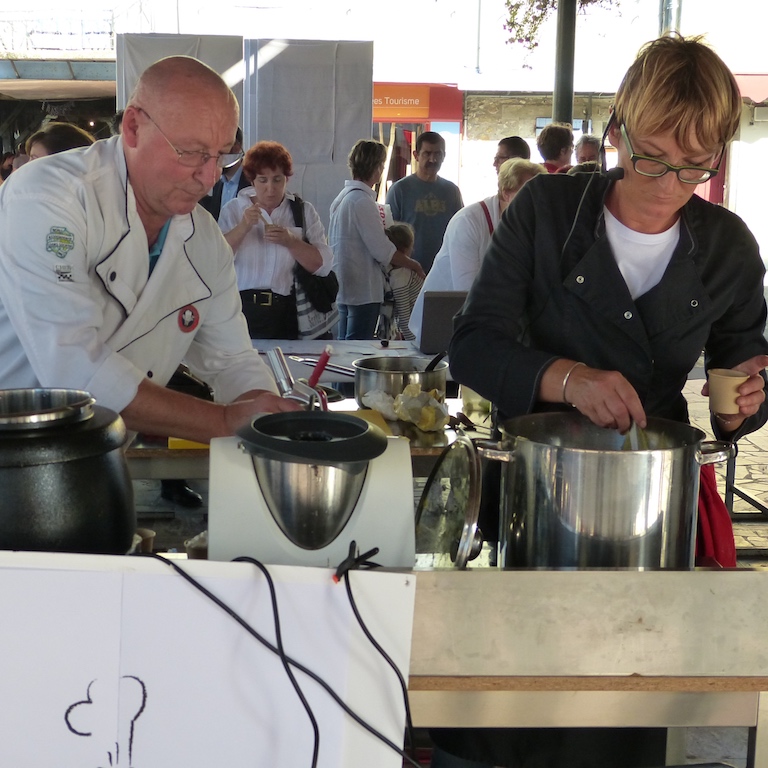 Mirepoix-met-le-couvert-les-causeries-culinaires-recettes-ancetres-boutique-cours-cuisine-histoire Photo des deux cuisiniers en démonstration.