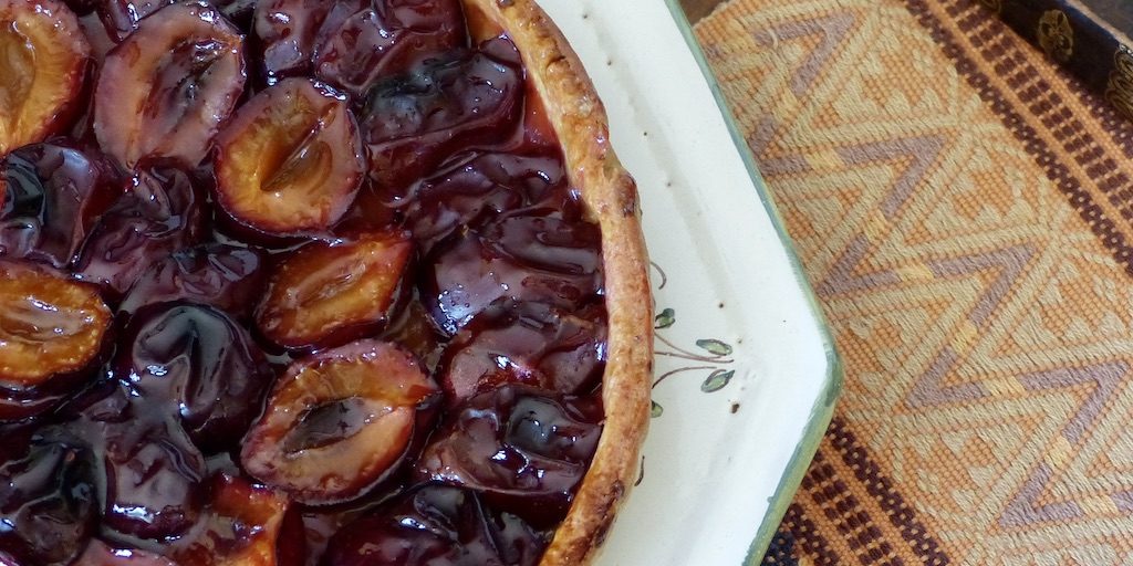 Tarte-prunes-1937-les-causeries-culinaires-recette-fait-maison-boutique-saveur-histoire Photo de la tarte de prunes rouges suivant la recette de 1937.