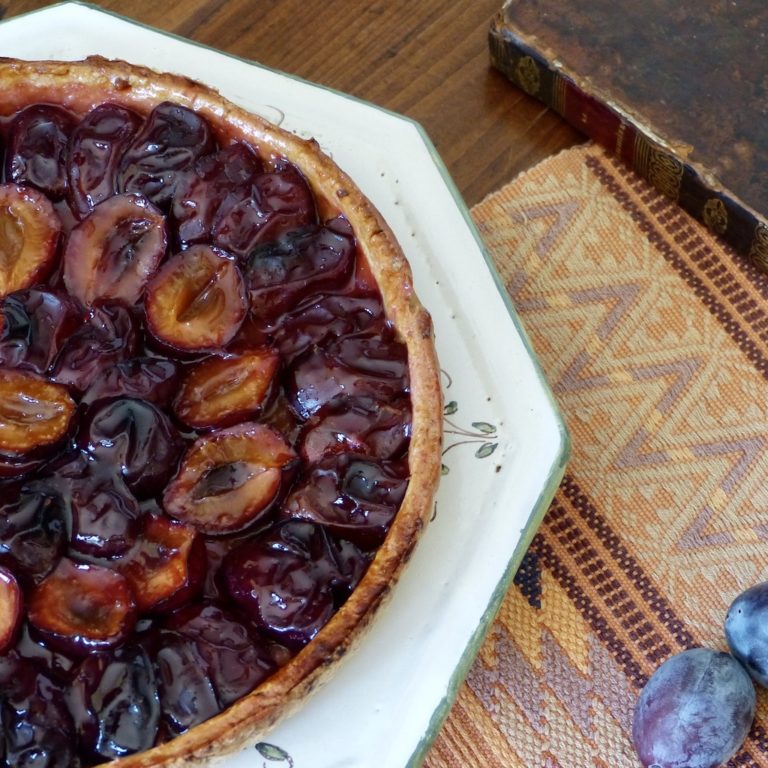 Tarte-prunes-1937-les-causeries-culinaires-recette-fait-maison-boutique-saveur-histoire Photo de la tarte de prunes rouges suivant la recette de 1937.