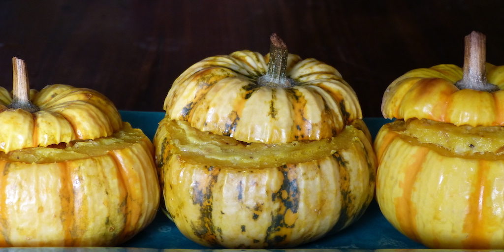 Citrouilles-farcies-les-causeries-culinaires-recette-fait-maison-boutique-saveur-histoire Trois mini-citrouilles faciès suivant la recette de 1843