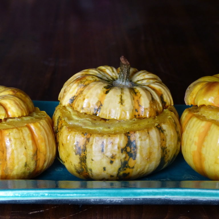 Citrouilles-farcies-les-causeries-culinaires-recette-fait-maison-boutique-saveur-histoire Trois mini-citrouilles faciès suivant la recette de 1843