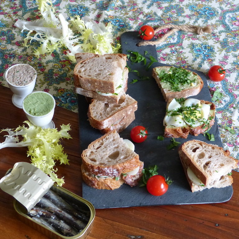 Beurres-aromatisés-1930-les-causeries-culinaires-recette-fait-maison-boutique-saveur-histoire. Photo de beurres aromatisés réalisés suivant des recettes de 1935-1940