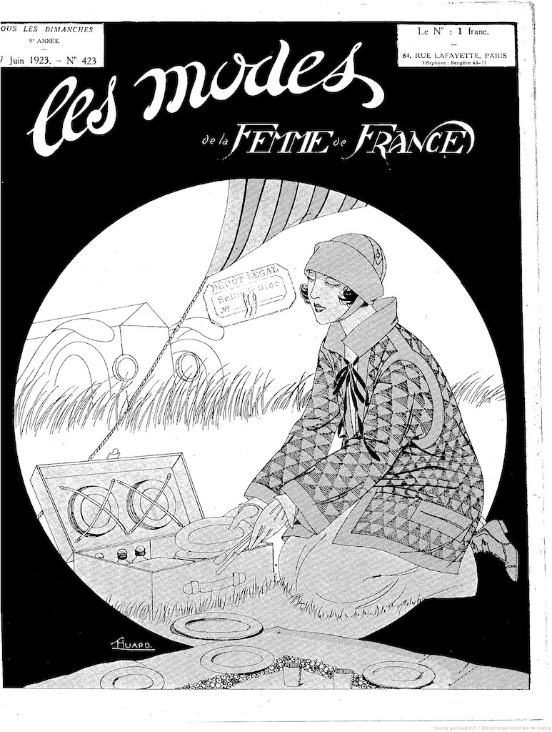 Couverture de journal de mode féminine représentant une dame préparant un pique-nique sur la route
