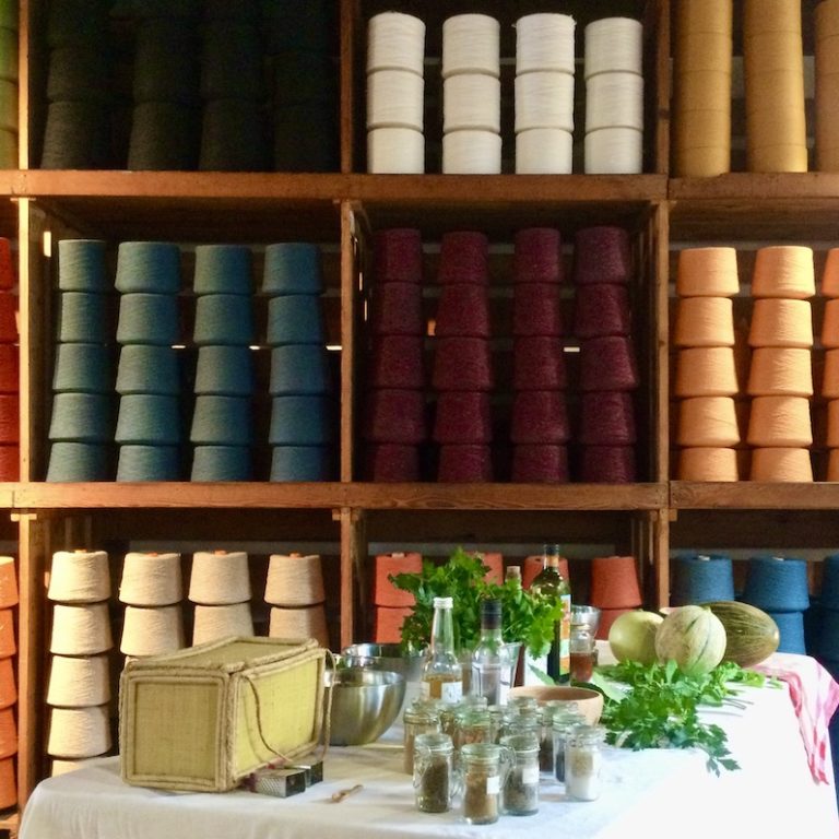 Atelier-musée-textile-les-causeries-culinaires-recette-fait-maison-boutique-saveur-histoire Table de démonstration culinaire dans le musée du textile.