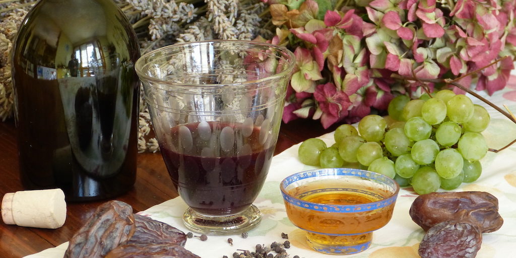 Vin poivré Verre de vin rouge réalisé selon la recette l'Antiquité