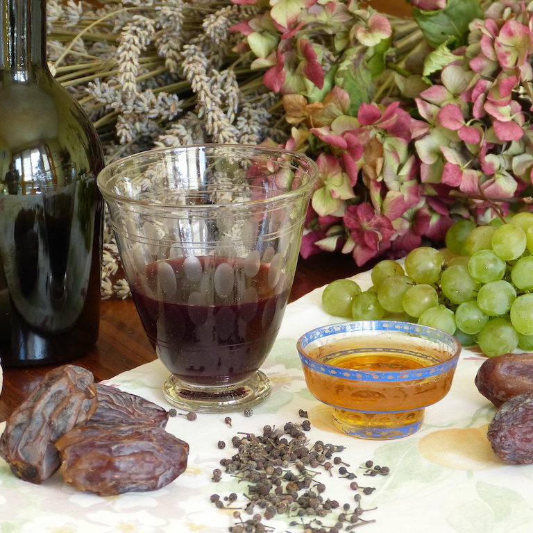 Vin poivré Verre de vin rouge réalisé selon la recette l'Antiquité