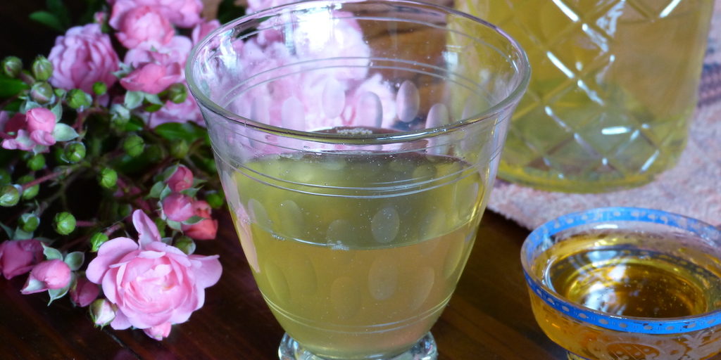 Photo d'un verre de vin blanc à la rose façon recette romaine