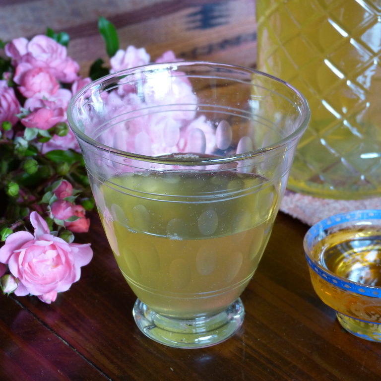 Vin de rose Antiquité Photo d'un verre de vin blanc à la rose façon recette romaine