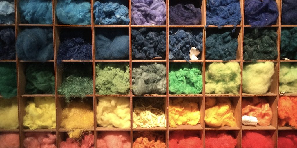 Musée-textile-les-causeries-culinaires-recette-fait-maison-boutique-saveur-histoire Photo de cahiers de laines de toutes les couleurs.