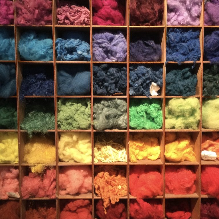 Musée-textile-les-causeries-culinaires-recette-fait-maison-boutique-saveur-histoire Photo de cahiers de laines de toutes les couleurs.