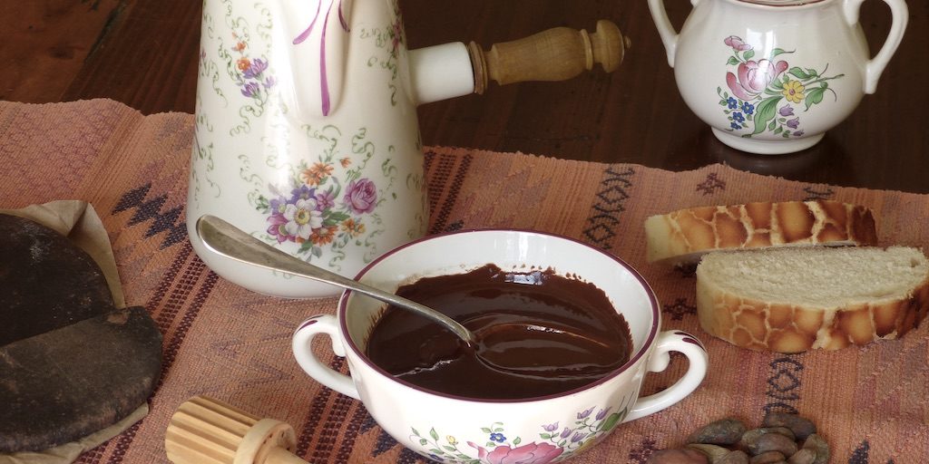 Chocolat-tasse-les-causeries-culinaires-recette-fait-maison-boutique-saveur-histoire photo d'une tasse de chocolat suivant la recette de 1662