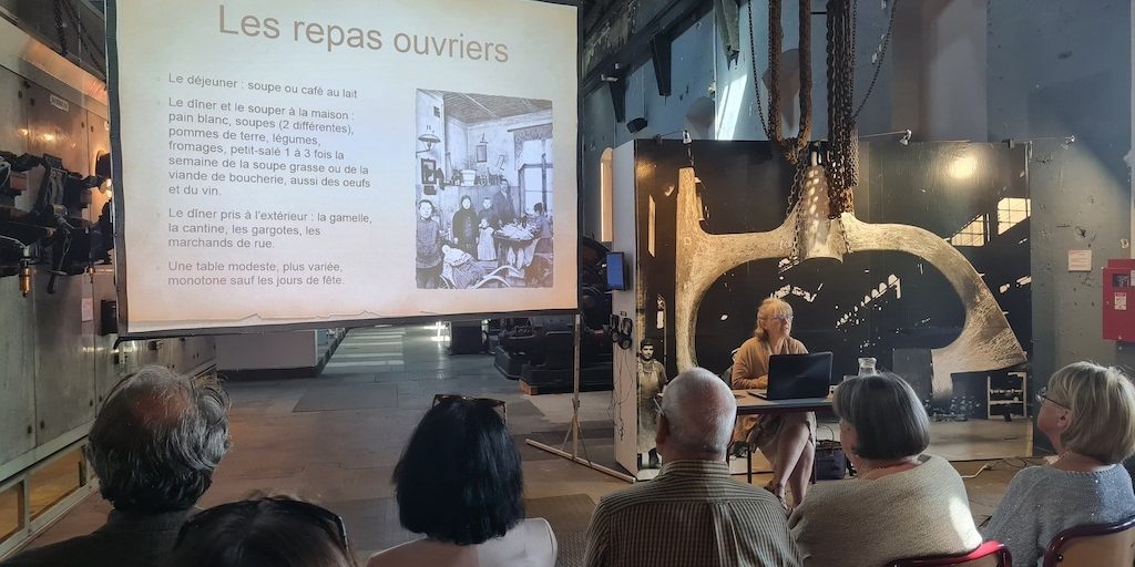 Conférence-saut-du-tarn-les-causeries-culinaires-recettes-ancetres-boutique-cours-cuisine-histoire Photo de l'écran et du public dans le beau musée industriel du Saut-du-Tarn.