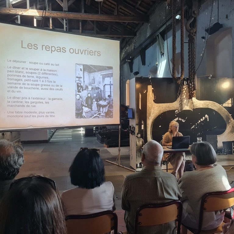 Conférence-saut-du-tarn-les-causeries-culinaires-recettes-ancetres-boutique-cours-cuisine-histoire Photo de l'écran et du public dans le beau musée industriel du Saut-du-Tarn.