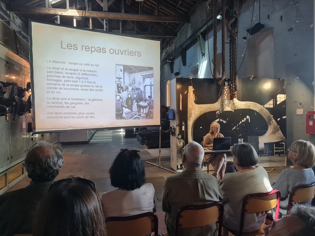 Photo de l'écran et du public dans le beau musée industriel du Saut-du-Tarn.