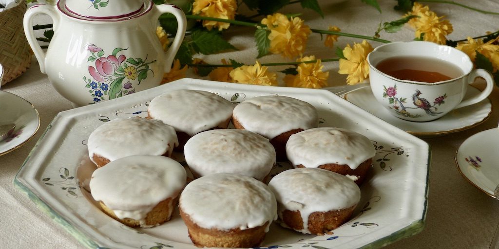 Photo de petits biscuits nappés d'un glaçage suivant une recette de 1753.