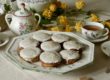 Photo de petits biscuits nappés d'un glaçage suivant une recette de 1753.