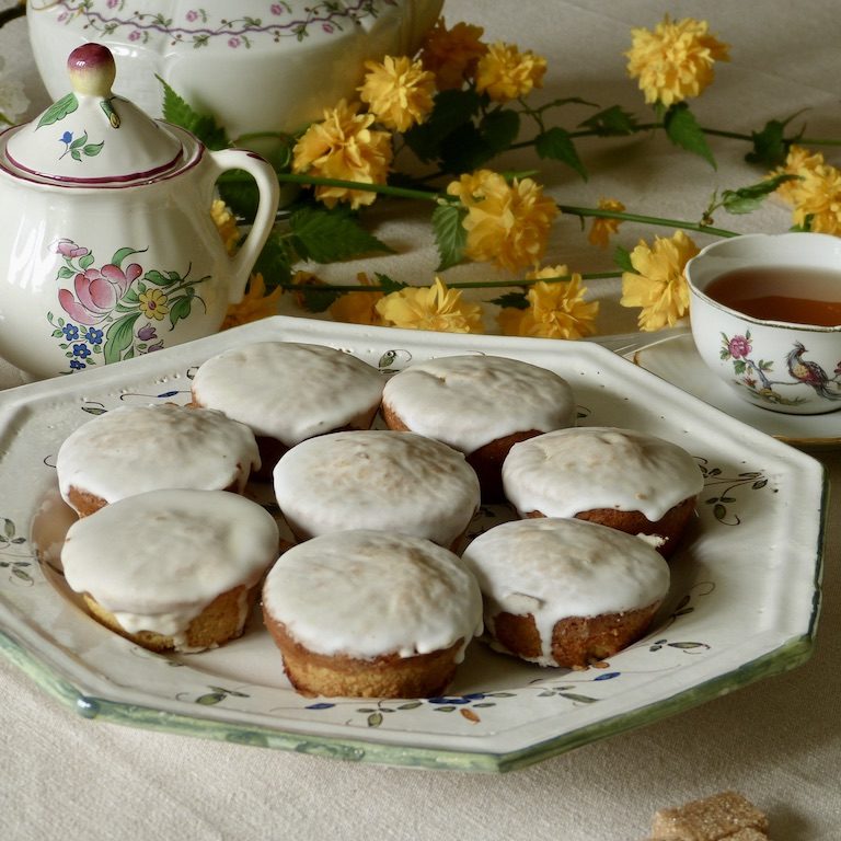 biscuits-fin-les-causeries-culinaires-recette-fait-maison-boutique-saveur-histoire Photo de petits biscuits nappés d'un glaçage suivant une recette de 1753.