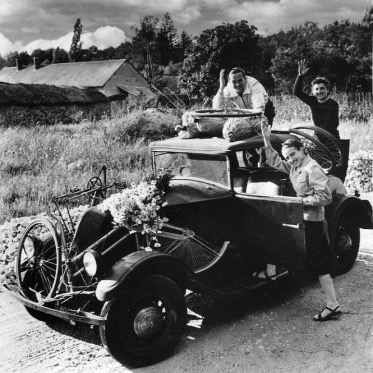 Doisneau-Robert-la-voiture-des-vacances-les-roches-1939