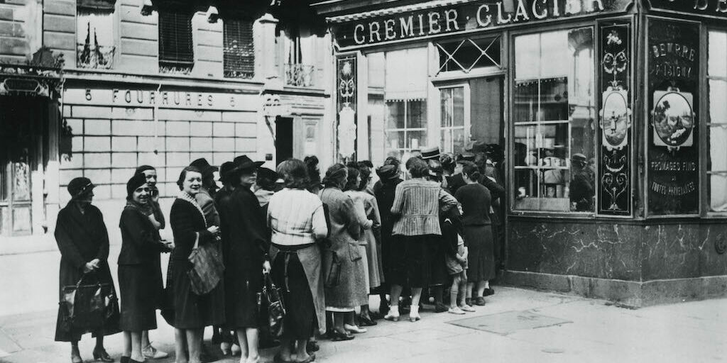 Photo de 1940 montrant la queue devant une crémerie.