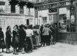 Photo de 1940 montrant la queue devant une crémerie.
