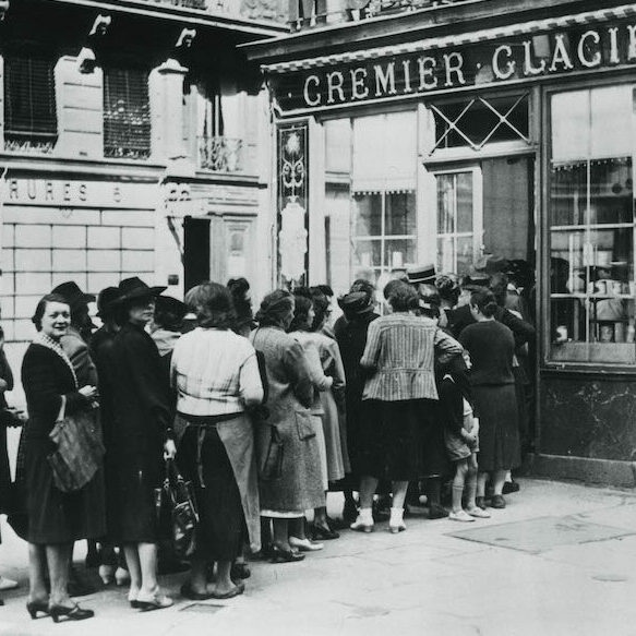 Photo d’archives, 1940 Photo de 1940 montrant la queue devant une crémerie.