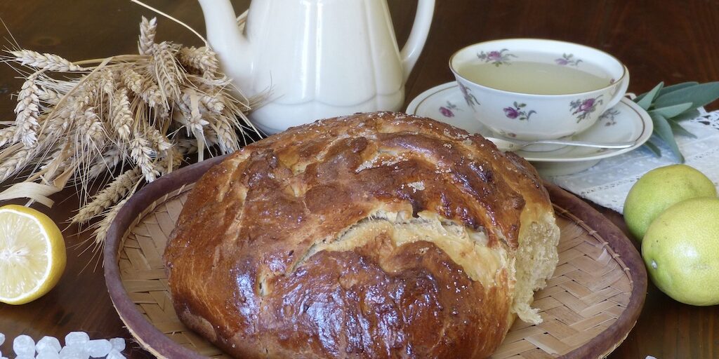 Photo de la coque sarrasinoise dans un panier avec citrons autour et tasse de verveine.