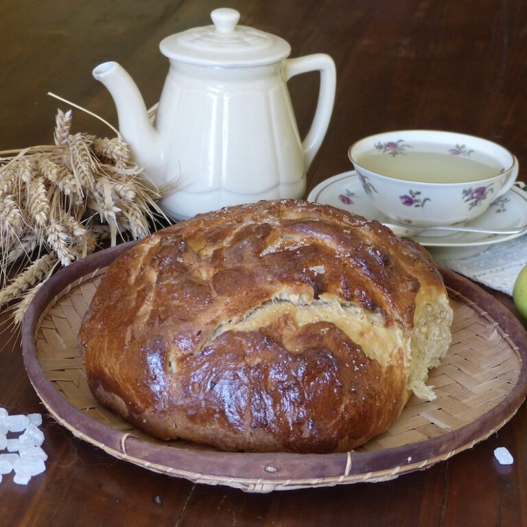 Coque-sarrasine-les-causeries-culinaires-recette-fait-maison-livre-saveur-histoire- Photo de la coque sarrasinoise dans un panier avec citrons autour et tasse de verveine.