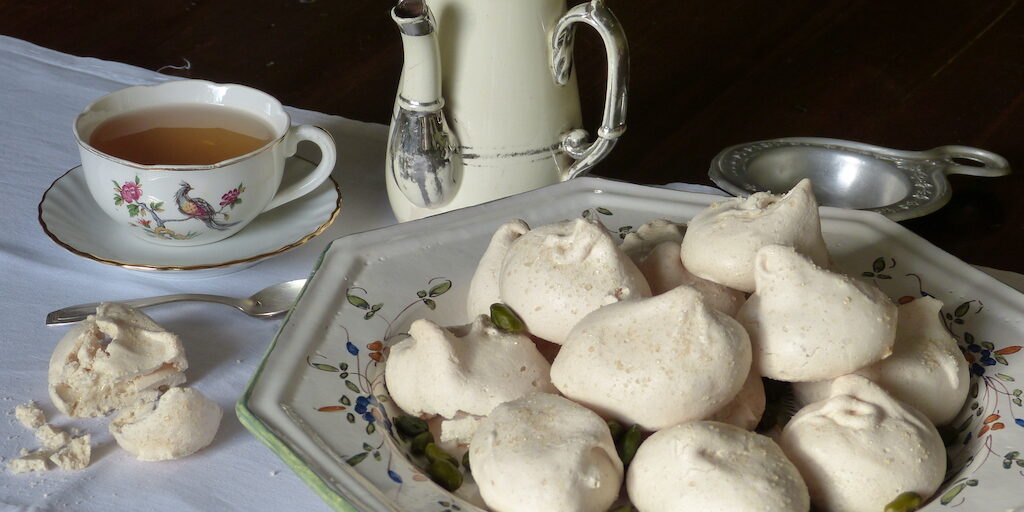 Meringues-les-causeries-culinaires-recette-fait-maison-boutique-saveur-histoire Photo des meringues dans une assiette avec une tasse de thé