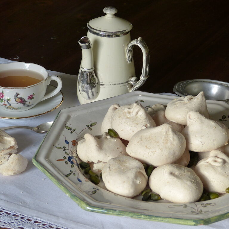 Meringues-les-causeries-culinaires-recette-fait-maison-boutique-saveur-histoire Photo des meringues dans une assiette avec une tasse de thé