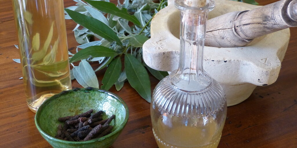 Sauge-les-causeries-culinaires-recette-fait-maison-boutique-saveur-histoire Photo de la boisson dans une bouteille réalisée suivant la recette médiévale