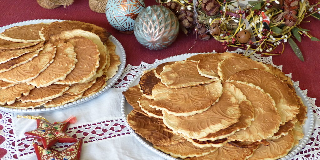 Oublis-neules–les-causeries-culinaires-recette-fait-maison-saveur-histoire Photo des gaufrettes réalisées suivant la recette d'époque mise en scène dans un décor de Noël