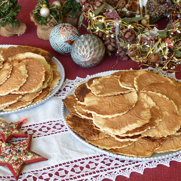 Oublis-neules–les-causeries-culinaires-recette-fait-maison-saveur-histoire Photo des gaufrettes réalisées suivant la recette d'époque mise en scène dans un décor de Noël