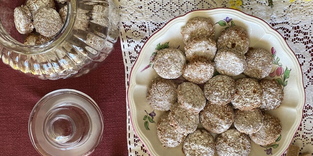 Macaron-noisettes-1867-les-causeries-culinaires-recette-fait-maison-saveur-histoire Photo d'une assiette remplie de macaron aux noisettes.