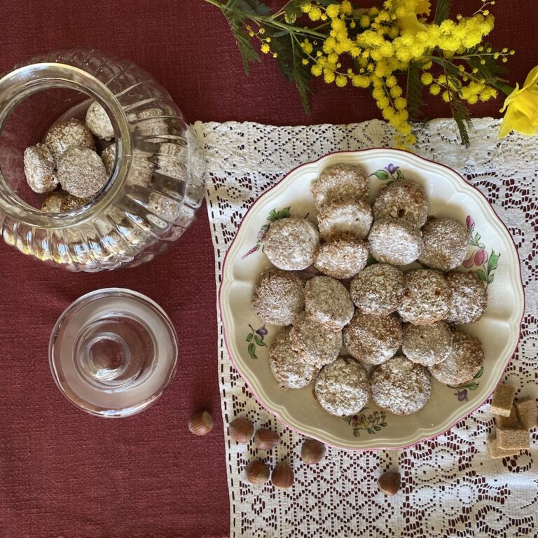 Macaron-noisettes-1867-les-causeries-culinaires-recette-fait-maison-saveur-histoire Photo d'une assiette remplie de macaron aux noisettes.