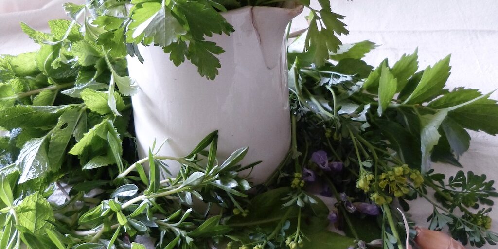 Herbes-aromatique-les-causeries-culinaires-recette-fait-maison-boutique-saveur-histoire Bouquet d'herbes aromatiques dans un pot.
